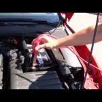Cómo cargar la batería de un coche utilizando un cargador