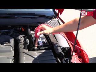 Cómo medir la pérdida de carga de la batería de un coche con motor apagado