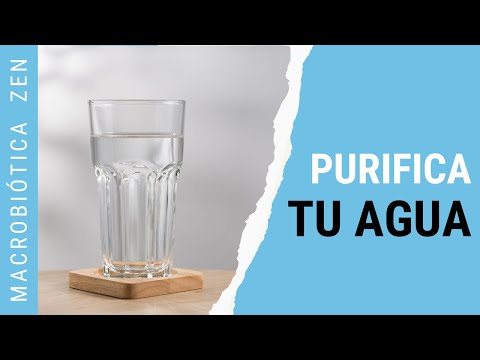 Wasseraufbereitung Filter mit Aktivkohle und ein Glas frisches und