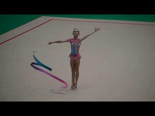 Niña con una cinta de gimnasia rosa el concepto de deportes de gimnasia  rítmica para niñas