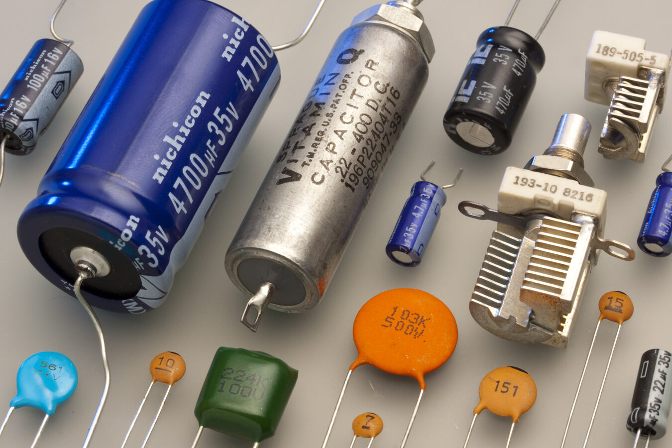 5 ejemplos de capacitores y su funcionamiento
