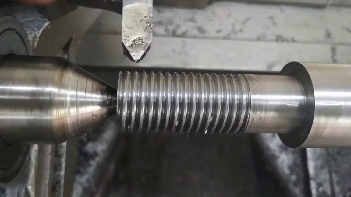 The art of creating a screw on a lathe: step by step
