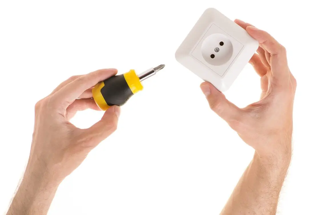 Guía para instalar una ficha eléctrica de forma segura