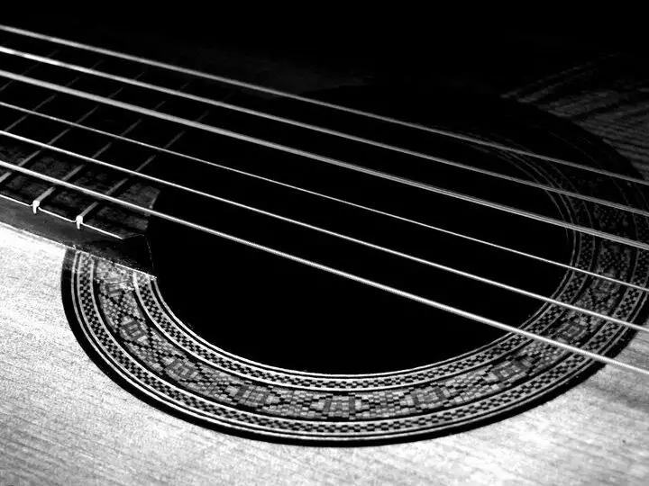 La importancia de conocer la frecuencia de vibración de las cuerdas de una guitarra