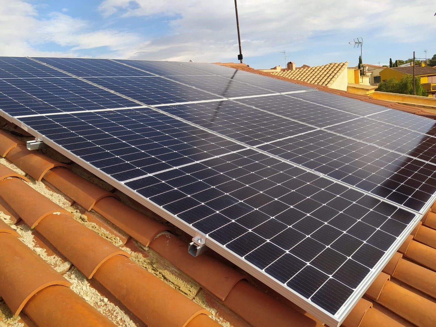 Maximiza la eficiencia energética con paneles solares de alto voltaje