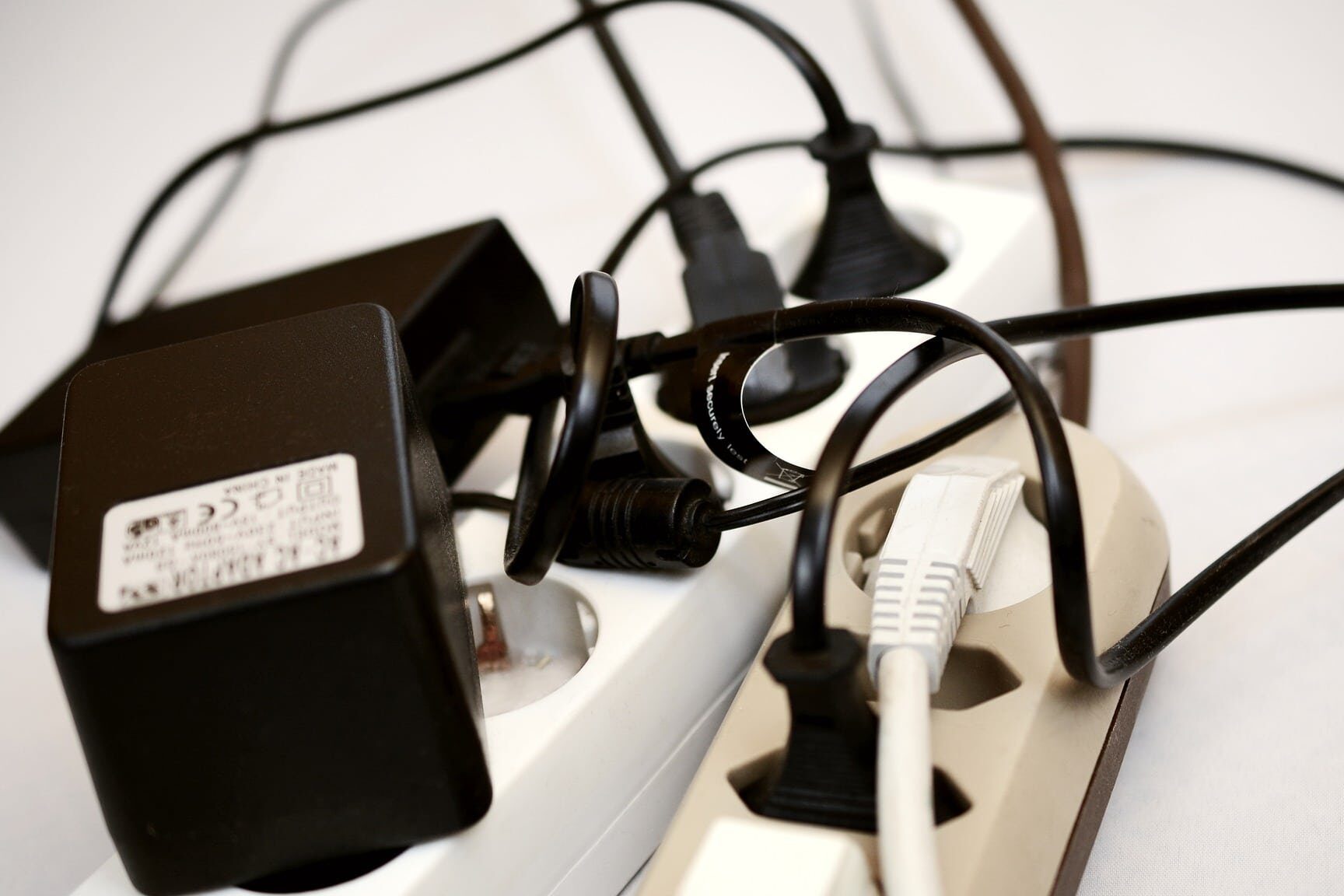 Optimiza tu conexión eléctrica con el cable de corriente doble